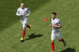 Rooney và Cahill khởi động trước trận đấu. (Nguồn: Reuters)