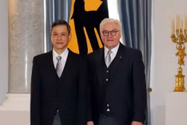 Đại sứ Nguyễn Minh Vũ (trái) và Tổng thống Frank-Walter Steinmeier. (Ảnh: Phạm Thắng/TTXVN)