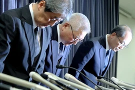 Chủ tịch KYB Yasusuke Nakajima (giữa) đã phải cúi đầu xin lỗi. (Nguồn: asahi.com)
