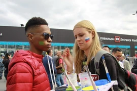 Người ta có thể kiếm được 100-200 ruble từ những lá cờ bé xíu vẽ trên mặt. (Ảnh: Trần Giáp/Vietnam+)