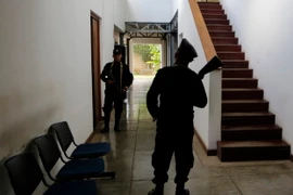 Cảnh sát gác tại văn phòng một tổ chức phi chính phủ ở Managua, Nicaragua ngày 15/12/2018. (Ảnh: AFP/TTXVN)