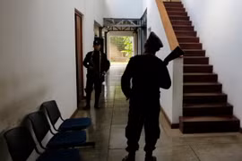 Cảnh sát gác tại văn phòng một tổ chức phi chính phủ ở Managua, Nicaragua ngày 15/12/2018. (Ảnh: AFP/TTXVN)