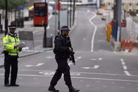 Cảnh sát điều tra tại hiện trường một vụ tấn công bằng dao ở London, Anh. (Ảnh: AFP/TTXVN)