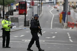 Cảnh sát điều tra tại hiện trường một vụ tấn công bằng dao ở London, Anh. (Ảnh: AFP/TTXVN)