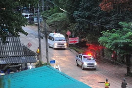 Xe cứu thương chở các cháu bé ra máy bay để chở đến bệnh viện. (Nguồn: THX/TTXVN)