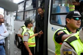 Một ngư dân Trung Quốc (áo đen) trong số những người bị bắt. (Nguồn: Reuters)