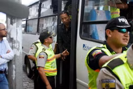 Một ngư dân Trung Quốc (áo đen) trong số những người bị bắt. (Nguồn: Reuters)