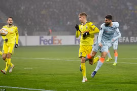 Giroud (áo xám) ghi bàn giúp Chelsea sớm giành vé đi tiếp. (Nguồn: AP)
