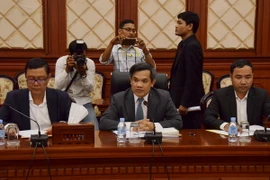 Ông Prak Samoeun, Tổng cục trưởng Tổng cục Hành chính Bộ Nội vụ (ngồi giữa) trưởng đoàn, đại diện Bộ Nội vụ Campuchia tham dự buổi làm việc với đại diện CNRP​. (Ảnh: Phan Minh Hưng​/TTXVN​)