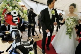 Robot I-Fairy chủ trì hôn lễ .(Nguồn: AP)