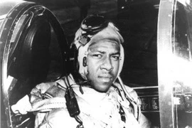 Phi công da màu Mỹ Jesse Brown. (Nguồn: akgulian.com)
