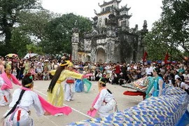 Tái hiện tục múa rắn trong hội làng Lệ Mật. (Ảnh: Anh Tuấn/TTXVN)