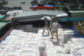 Các công ty xuất khẩu gạo Việt Nam sẽ mua khoảng 1 triệu tấn gạo để kiềm chế đà giảm giá. (Ảnh: Thanh Vũ/TTXVN)