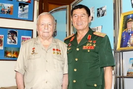 Trung tướng Phạm Tuân và thiếu tướng Vichtor Vaxilievich Gorbatco tại Lễ kỷ niệm. (Ảnh: Thái Bình/TTXVN)