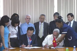 Ký thỏa thuận hợp tác và trao đổi đào tạo giữa hai nước. (Ảnh: Hoài Nam/TTXVN)