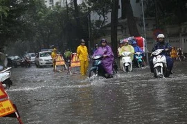 Úng ngập ở ngã tư Lý Thường Kiệt-Phan Bội Châu. (Ảnh: Trọng Đạt/TTXVN)