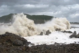 Sóng đánh tan đoạn đê biển nối đảo Hòn Cỏ với cảng Hòn La. (Nguồn: nhandan.com.vn)
