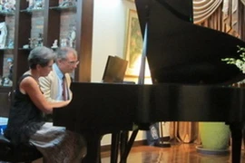 Cặp vợ chồng nghệ sĩ piano Sally Pinkas và Evan Hirsch. (Ảnh: Hạnh Long/Vietnam+)