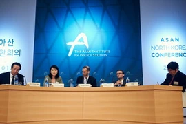 Tiến sỹ Li Bin (ngoài cùng bên phải) và tiến sỹ Joshua Pollack (chính giữa) tại cuộc hội thảo. (Ảnh: Anh Nguyên/Vietnam+)