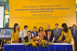 Lễ phát hành đặc biệt bộ tem bưu chính. (Nguồn: viet-phap.vn)