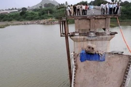 Cây cầu bị gãy trên sông Chambal ở bang Rajasthan. (Ảnh: www.zeenews.com)