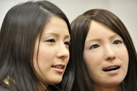 Người mẫu Nhật Bản đứng cạnh “bản sao” của mình, một Geminoid F “đầy nữ tính và hấp dẫn.” (Nguồn: AFP/Vietnam+) 