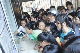 Thí sinh nhốn nháo đăng ký luyện thi. (Nguồn: Tuoitre)