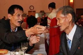 Niềm hạnh phúc được đoàn tụ của hai anh em sống ở hai miền Triều Tiên. Ảnh chụp ngày 31/10/2010. (Nguồn: AFP/TTXVN)