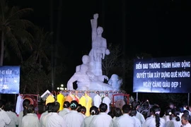 Đoàn Giáo hội Phật giáo Tỉnh Quảng Ngãi cầu siêu và dâng hương tưởng niệm 504 thường dân vô tội bị giặc Mỹ thảm sát. (Ảnh: Thanh Long-/TTXVN)