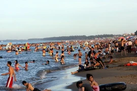 Người dân đổ về bãi biển Cửa Lò (Nghệ An) tắm biển. (Ảnh: Trọng Đức/TTXVN)