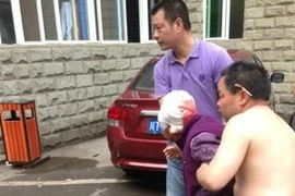 Nạn nhân vụ động đất được đưa đi cấp cứu. (Nguồn: Chinadaily)