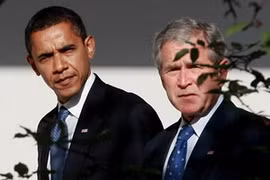 Tổng thống Barack Obama và người tiền nhiệm George W. Bush. (Nguồn: Getty Images)