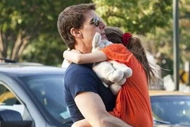 Tom Cruise và con gái Suri hôm 18/7. (Nguồn: Rueters)