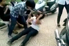 Hình ảnh trong đoạn video clip nữ sinh đánh nhau được tung lên mạng internet.
