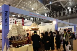 Gian hàng đồ gỗ của Việt Nam thu hút khách tham quan. (Ảnh: Kim Yến/Vietnam+)