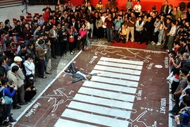 Loại hình nghệ thuật trình diễn gây ấn tượng. (Ảnh: Nguyễn Thủy/TTXVN)