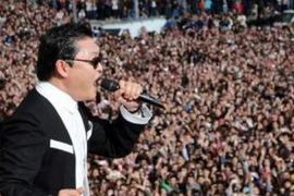 Psy "sốt" ở Paris. (Nguồn: AFP)
