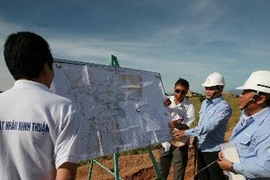 Ban quản lý dự án diện hạt nhân Ninh thuận giới thiệu mặt bằng thực hiện dự án. (Ảnh: Ngọc Hà/TTXVN)