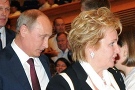 Vợ chồng Tổng thống Nga Vladimia Putin và Lyudmila Putin sau khi xem vở Bale “Esmeralda.”