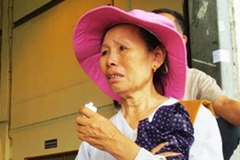 Nỗi đau hóa thành nước mắt. (Ảnh: Sơn Bách/Vietnam+)