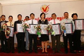 Các doanh nghiệp nhận danh hiệu Hàng Việt Nam chất lượng cao. (Ảnh: sgtt.com.vn)