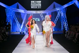 Trở lại với Vietnam International Fashion Week mùa Thu Đông 2017, thương hiệu thời trang XITA giới thiệu tới công chúng bộ sưu tập mới nhất 'Vanity Fair' (Hội chợ phù hoa). (Ảnh: BTC)