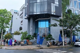 Người dân tập trung để đòi tiền bên ngoài trụ sở Công ty GFDI. (Ảnh: Quốc Dũng/TTXVN)