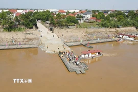 Phà dã chiến tạm thay thế cầu phao Phong Châu hoạt động từ 14h chiều 4/10. (Ảnh: Tạ Toàn/TTXVN)