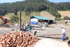 Nhiều ngôi nhà được xây dựng tại bản Tin Tốc, từ nguồn kinh phí hỗ trợ của Bộ Công an và Bộ Quốc phòng. (Ảnh: Phan Quân/TTXVN)