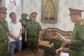 Cơ quan Công an thực hiện lệnh bắt bị can Trần Văn Thuận vào ngày 20/9. (Nguồn: Báo Bình Thuận)