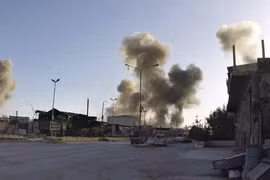 Khói bốc lên sau một vụ tấn công bằng rocket ở tỉnh Deir al-Zour, miền Đông Syria. (Ảnh: Mehr/TTXVN)