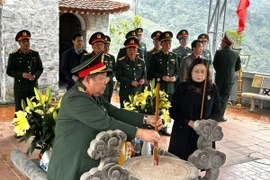 Thượng tướng Huỳnh Chiến Thắng dâng hương, viếng các Anh hùng liệt sỹ tại Đền thờ liệt sỹ Điểm cao 468, Thanh Thủy, Vị Xuyên (Hà Giang). (Ảnh: Đức Thọ/TTXVN)
