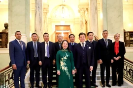 Chủ tịch Quốc hội Thụy Điển Andreas Norlen chụp ảnh với Phó Chủ tịch nước Võ Thị Ánh Xuân và đoàn đại biểu cấp cao Việt Nam. (Ảnh: Phương Hoa/TTXVN)