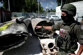 Quân đội Israel trưng bày xác tên lửa Iran, loại mang đầu đạn nặng cả tấn